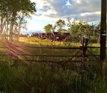 Flying U Ranch Hotel Seventy Mile House Esterno foto
