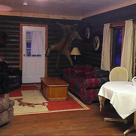 Flying U Ranch Hotel Seventy Mile House Esterno foto
