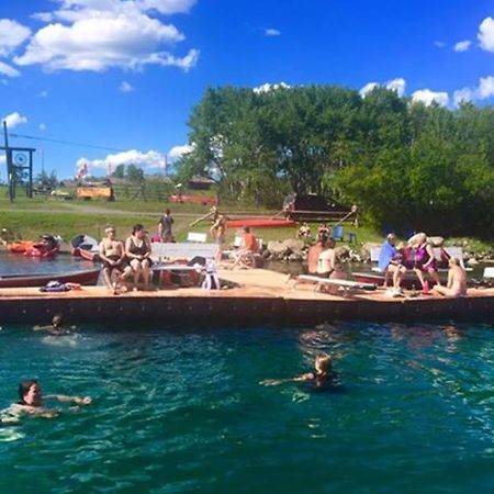 Flying U Ranch Hotel Seventy Mile House Esterno foto