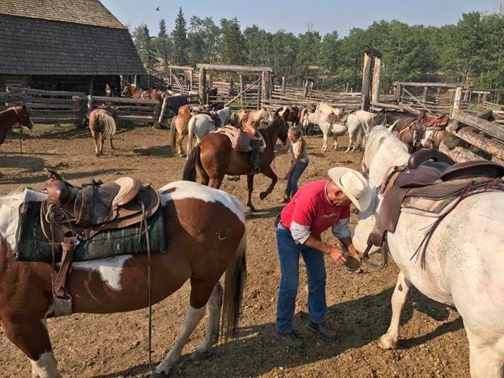 Flying U Ranch Hotel Seventy Mile House Esterno foto