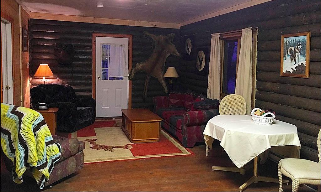 Flying U Ranch Hotel Seventy Mile House Esterno foto