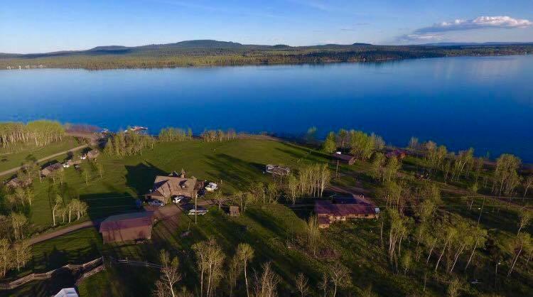 Flying U Ranch Hotel Seventy Mile House Esterno foto